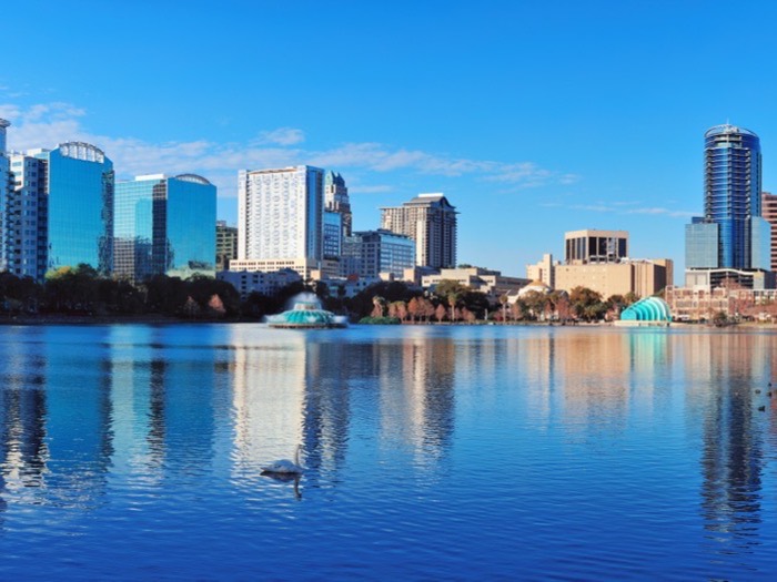 Centro de Orlando visto do Lake Eola, com palmeiras e o lago em primeiro plano
